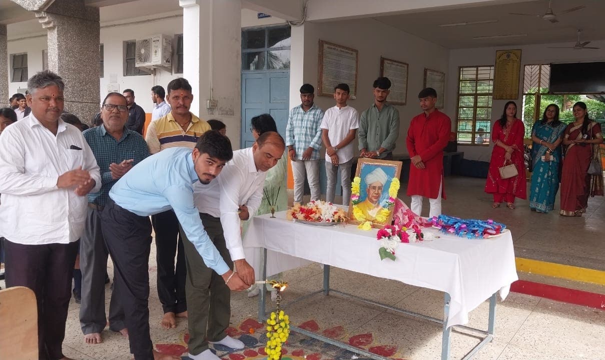 Giridih News :जेएनवी में याद किये गये डॉ सर्वपल्ली राधाकृष्णन