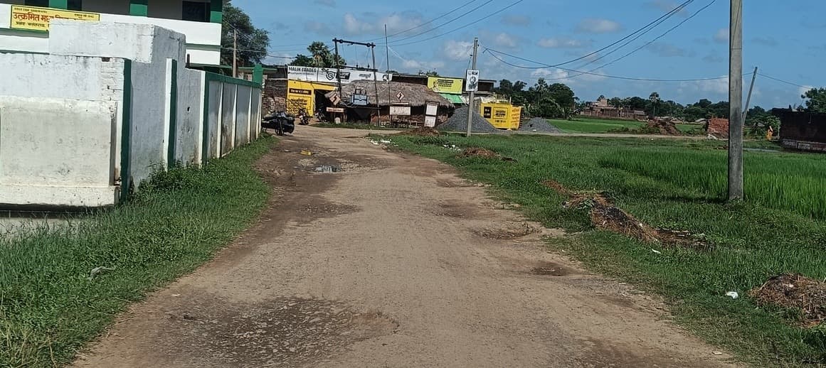 कपेटा मोड़ से राहा गांव तक की सड़क बदहाल, ग्रामीणों को परेशानी