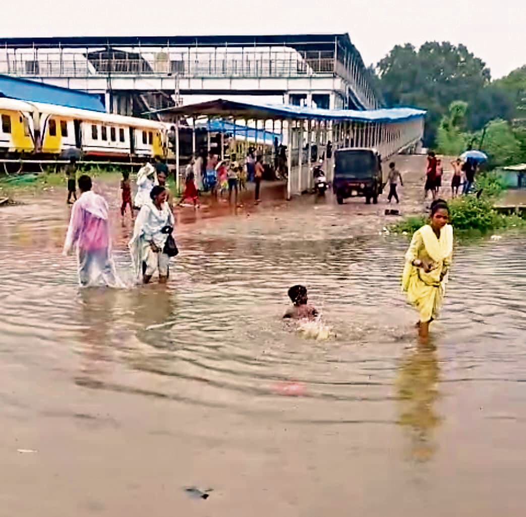 Rourkela News: आधे घंटे की बारिश में राउरकेला रेलवे स्टेशन का सेकेंड इंट्री गेट बना तालाब