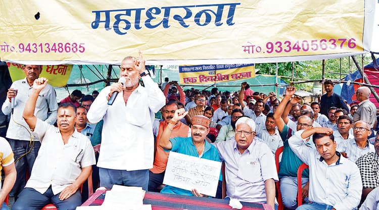 Ranchi news : वित्त रहित स्कूल, कॉलेज के शिक्षकों ने राजभवन के समक्ष दिया धरना