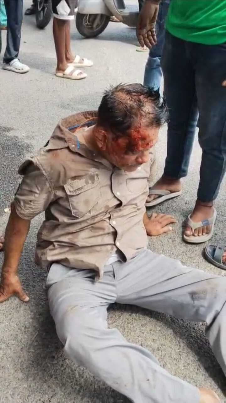 Jamshedpur News : घोड़ाबांधा : बाइक के धक्के से स्कूटी सवार बुजुर्ग घायल, वीडियो बनाते रहे लोग