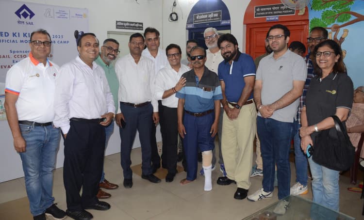 Dhanbad News: शिविर में 45 दिव्यांगों को दिये गये कृत्रिम अंग