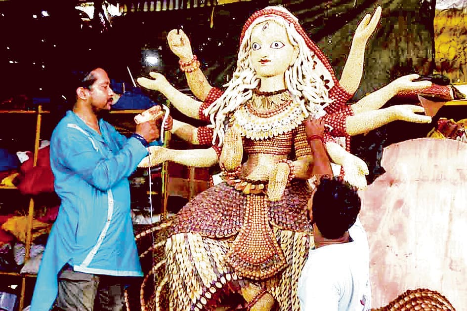 सूखे फूल, फल व पत्तों से गढ़ी मां दुर्गा की प्रतिमा