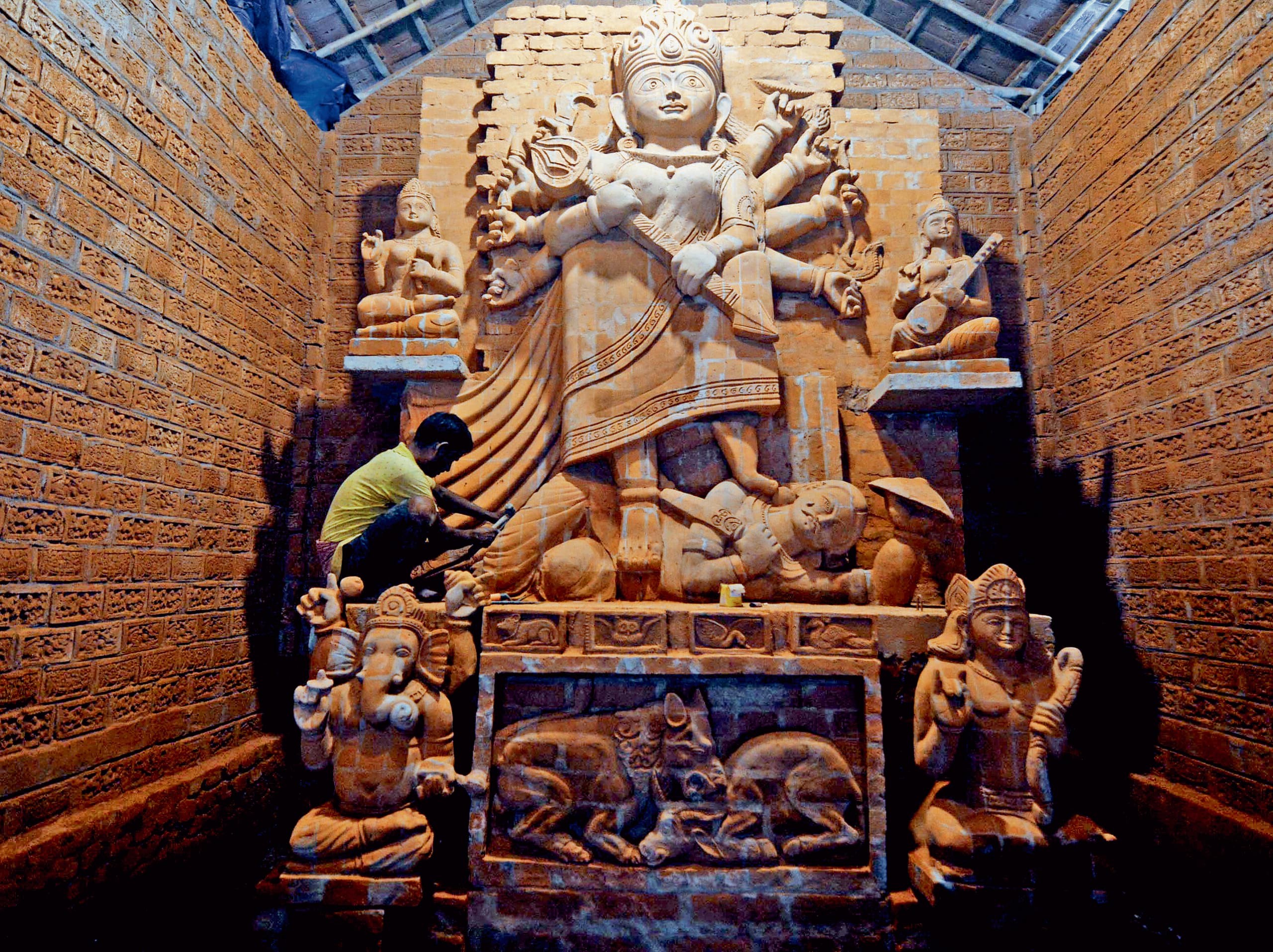 ईंट और टाली से बन रहा पूजा पंडाल और प्रतिमा