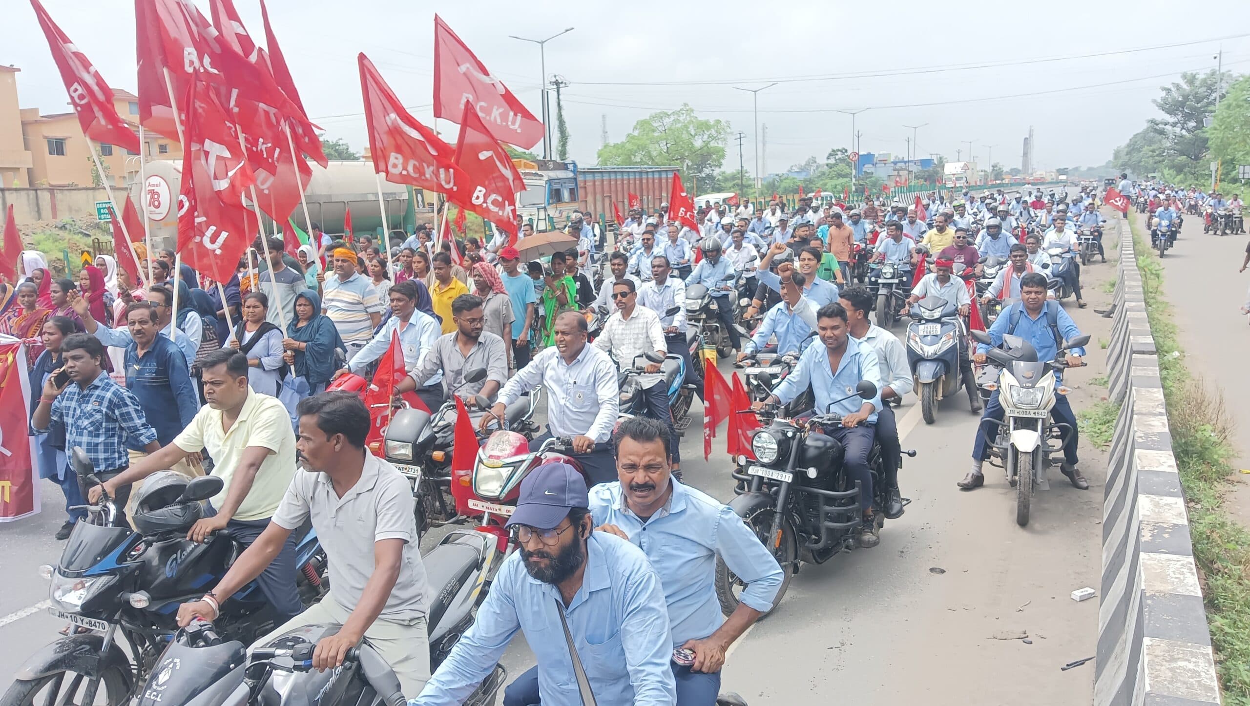 Dhanbad News: खदानों के निजीकरण के विरोध में प्रदर्शन