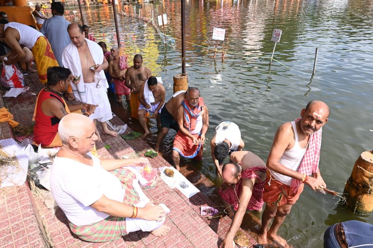 Deoghar News : तीन दिन तक ऋषि तर्पण, फिर 17 दिन तक पूर्वजों को तर्पण