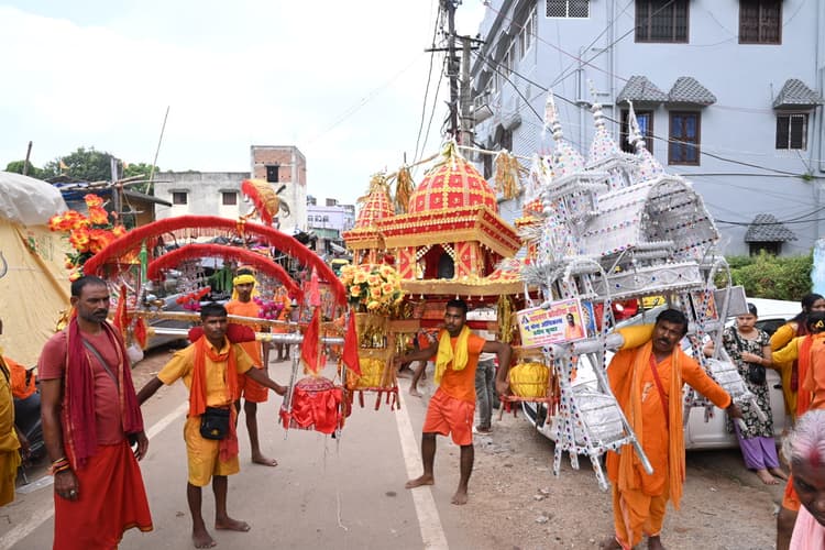 Deoghar News : बाबा मंदिर में 80 हजार श्रद्धालुओं ने चढ़ाया जल