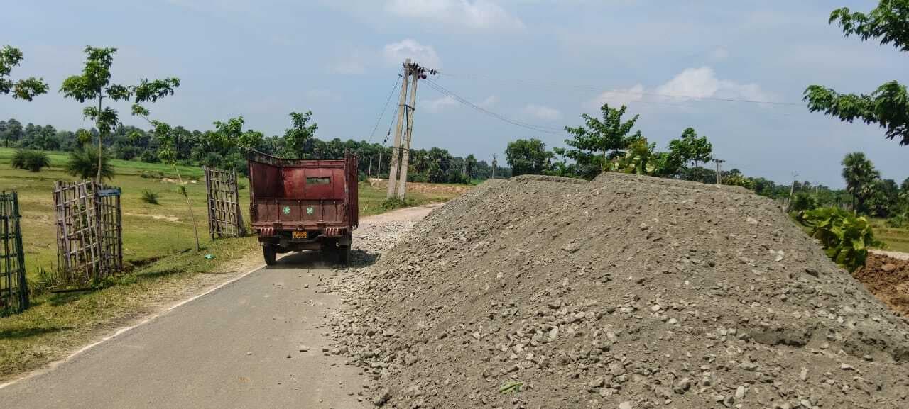 सड़क पर डंप बालू व गिट्टी से लोगों को आवागमन में हो रही परेशानी