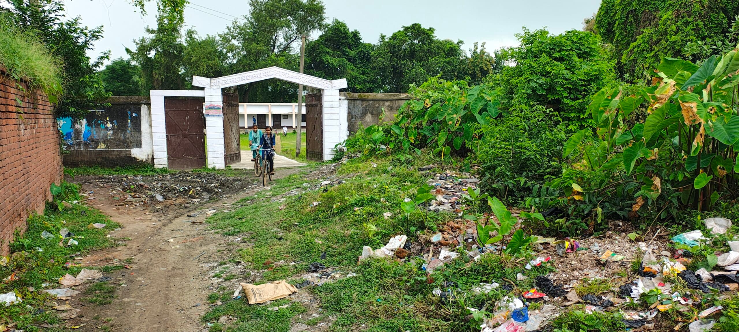 महिला इंटर कॉलेज गेट पर कचरे का अंबार, दुर्गंध से परेशानी