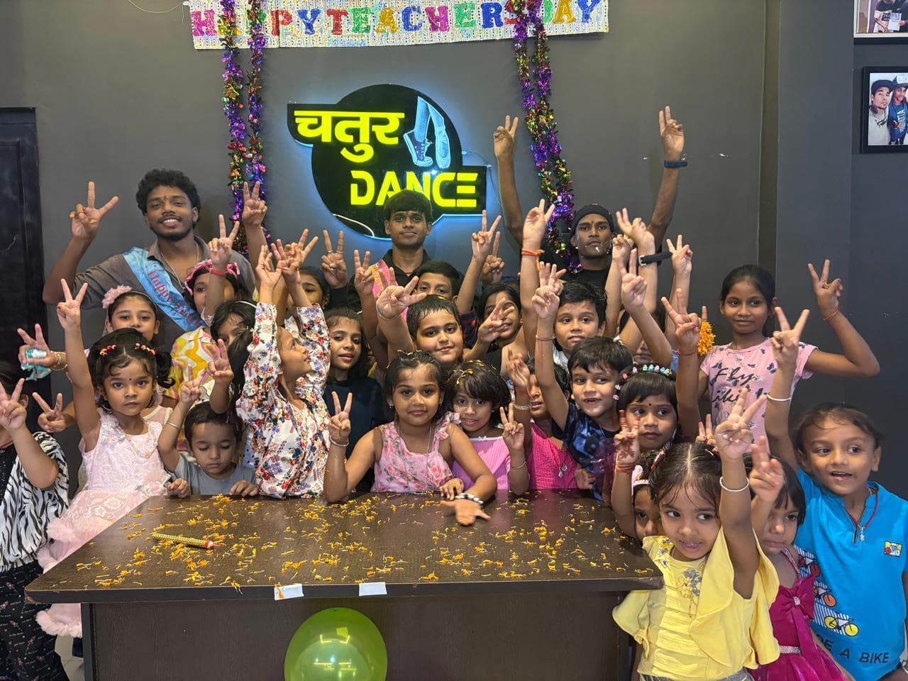 सांस्कृतिक प्रस्तुतियों से शिक्षकों के प्रति दिखायी श्रद्धा