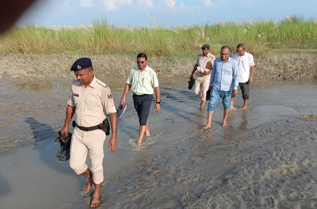 सुपौल विस क्षेत्र में तटबंध के अंदर मतदान केंद्रों का भौतिक सत्यापन जारी