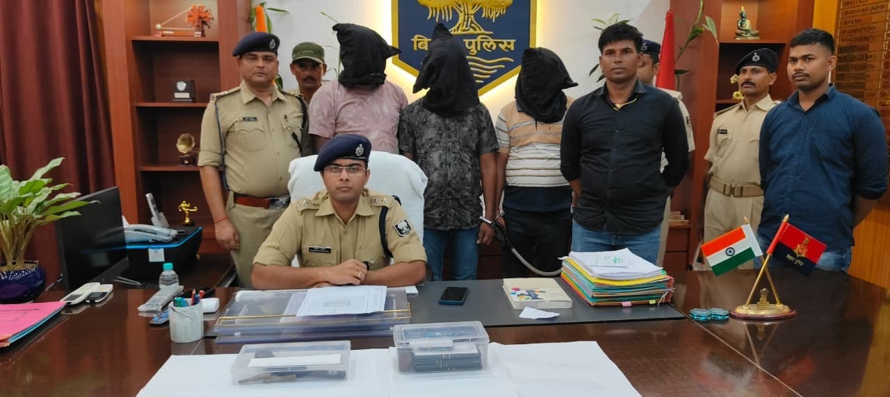 बंद बॉडी पिकअप से 559 लीटर शराब बरामद, तीन तस्कर हथियार के साथ गिरफ्तार