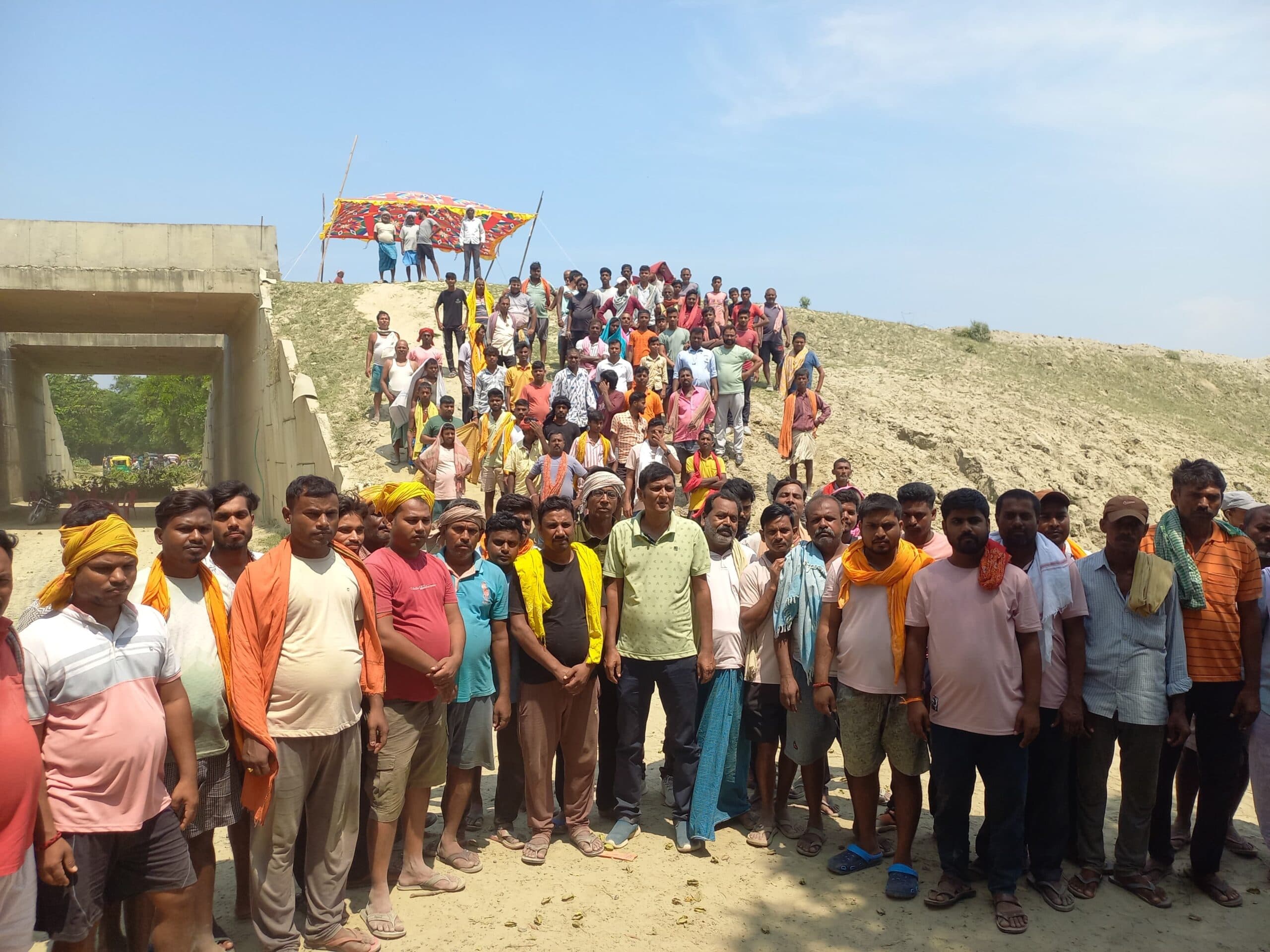 हंसवर के पास सर्विस रोड देने की मांग को दुबारा धरना शुरू