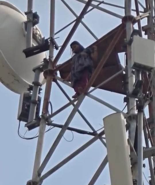Motihari: टावर पर चढ़कर महिला बोली, मर जाऊंगी मगर ससुराल नहीं जाऊंगी