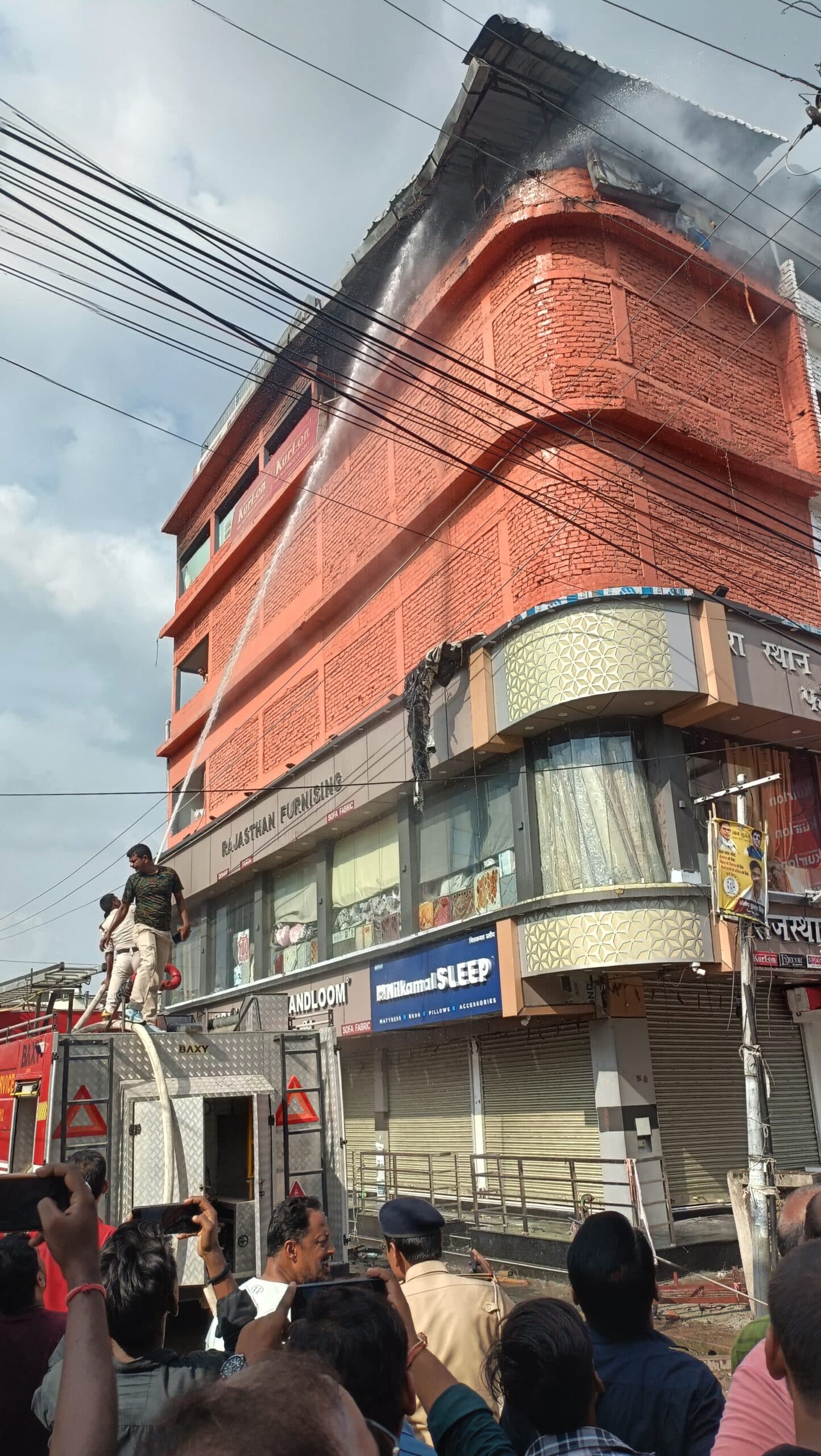 शॉर्ट सर्किट से दुकान में लगी आग, लाखों का नुकसान