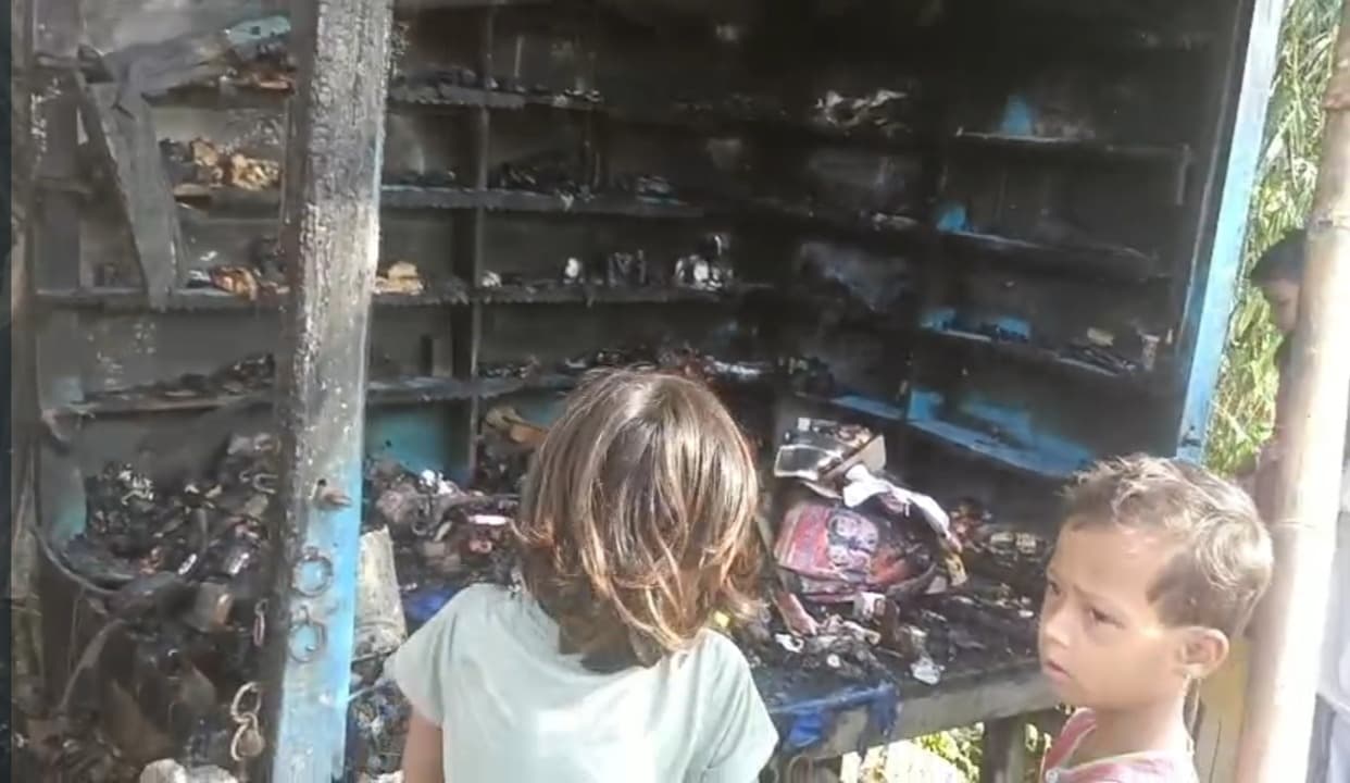 शिकारपुर में आग लगने से तीन दुकान जलकर राख