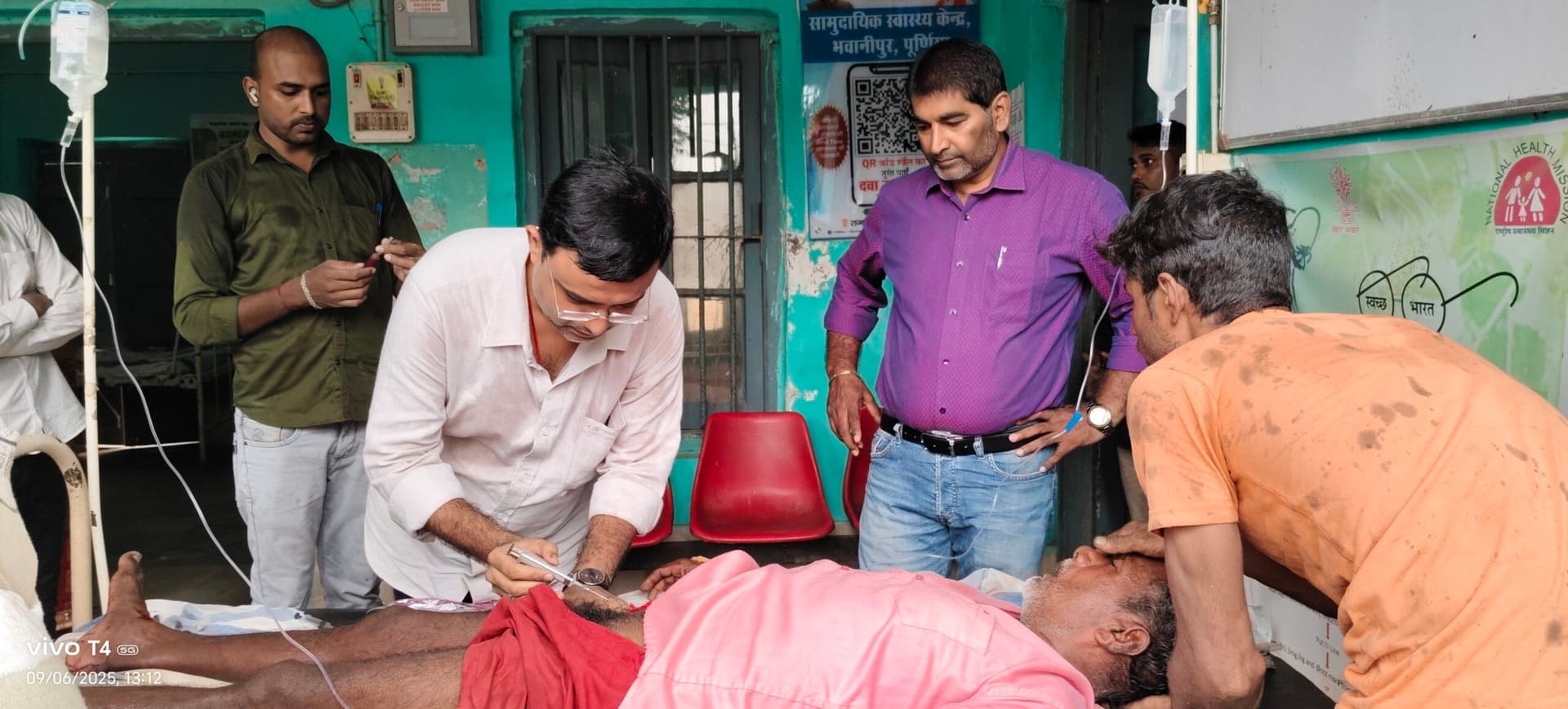 सर्पदंश से पीड़ित बुजुर्ग को बचाने में जुटा सीएचसी का पूरा अमला