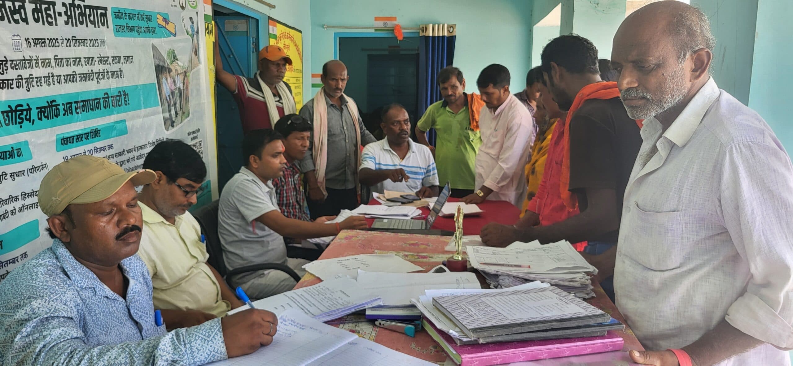 राजस्व महा अभियान में ग्राम कचहरी में लोगों की उमड़ रही भीड़