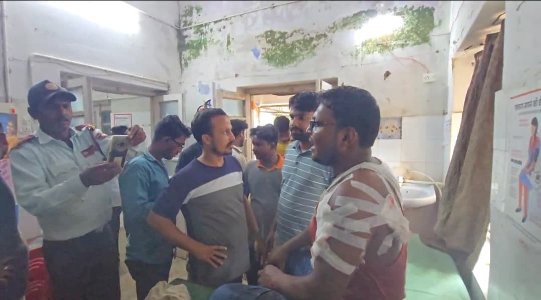 बाइक सवारों ने बीच सड़क पर युवक को मारा चाकू, रेफर