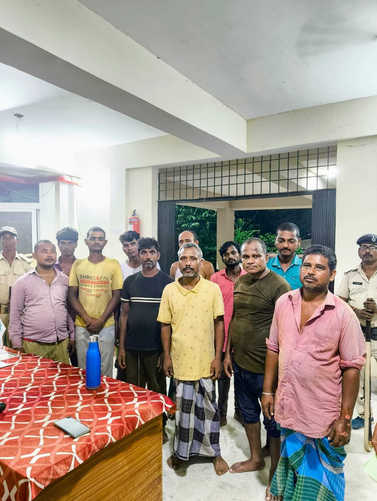 सालमारी पुलिस ने 11 शराबियों को किया गिरफ्तार