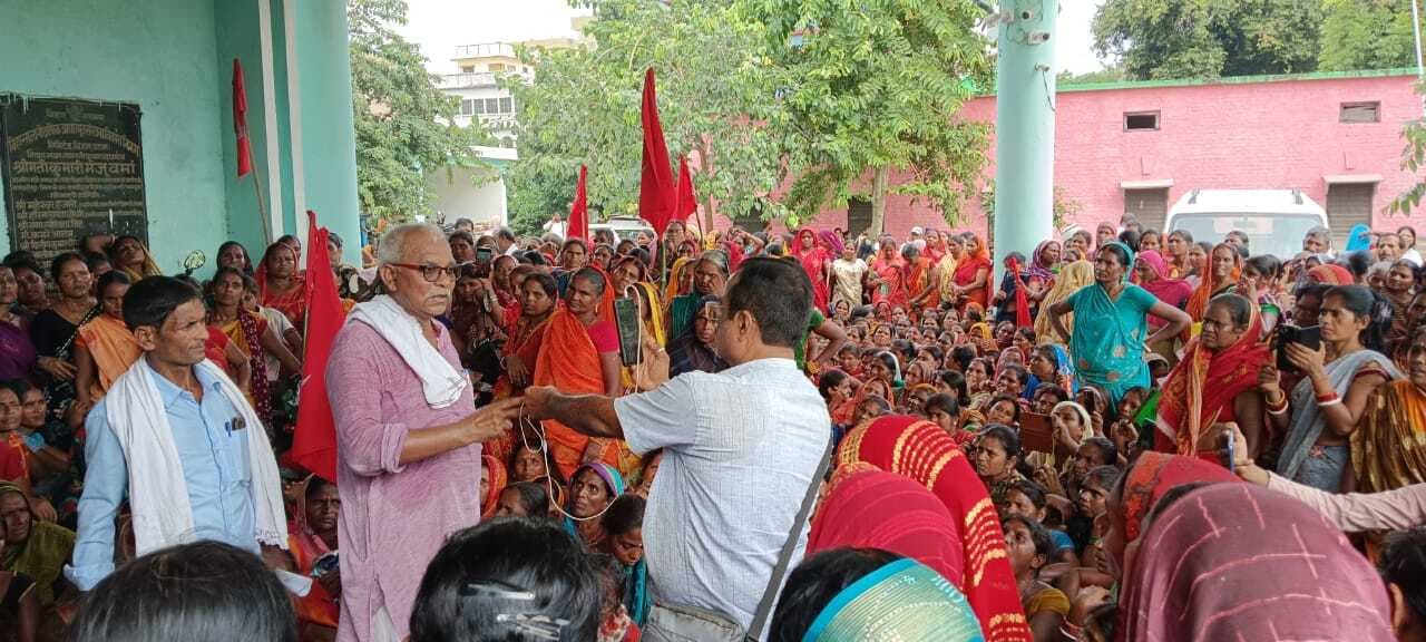 Samastipur News:मांगों को लेकर रसोइयों ने किया शिक्षा भवन पर प्रदर्शन