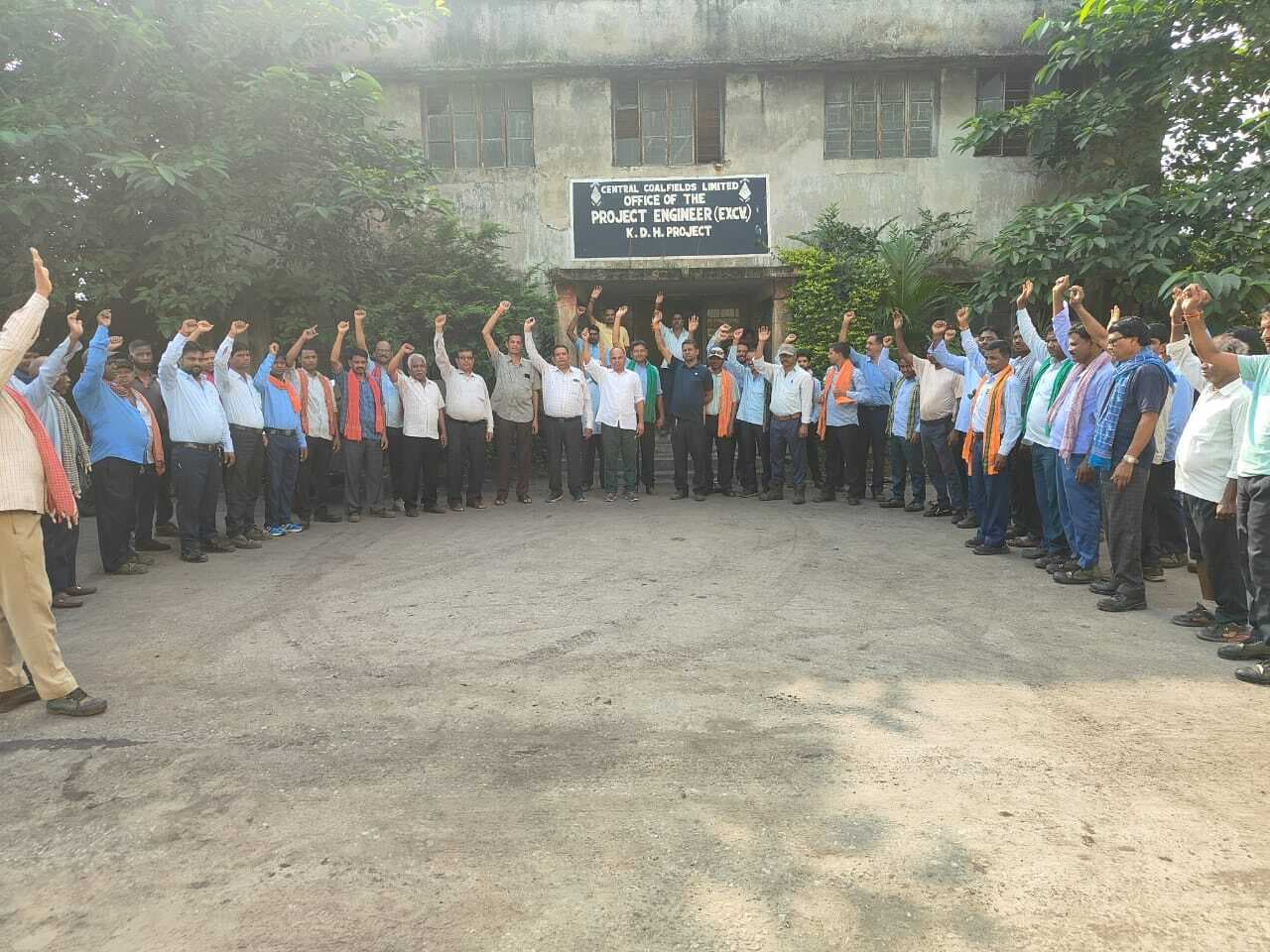 श्रमिक संगठनों ने मानव संसाधन अधिकारी के विरुद्ध कार्रवाई की मांग की