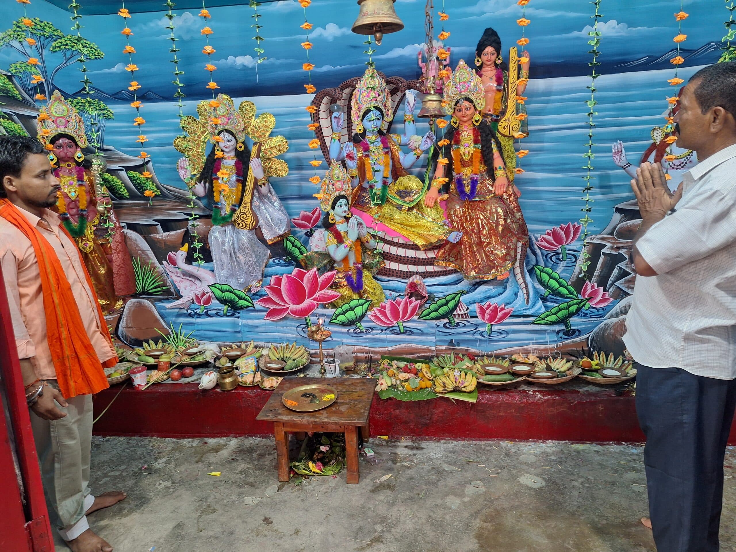 भक्तों ने की अनंत भगवान की पूजा