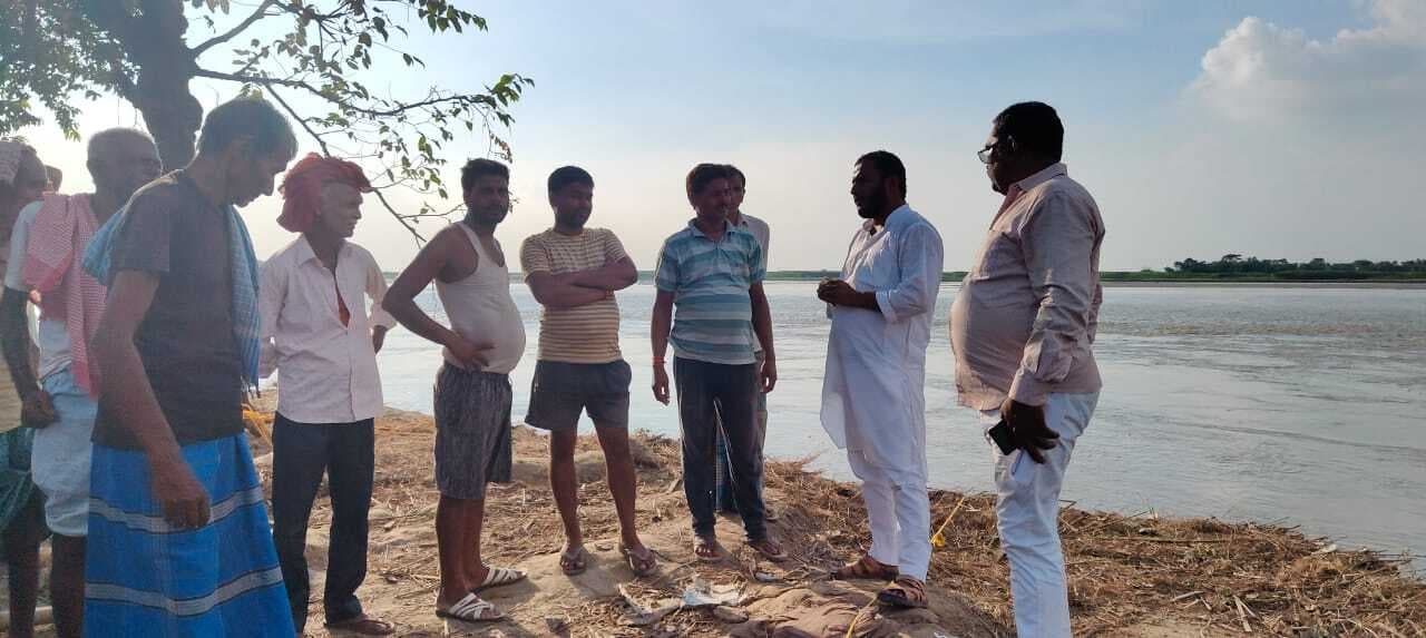 कटाव पीड़ित परिवार से मिले युवा राजद जिलाध्यक्ष, सुविधा मुहैया करने की मांग