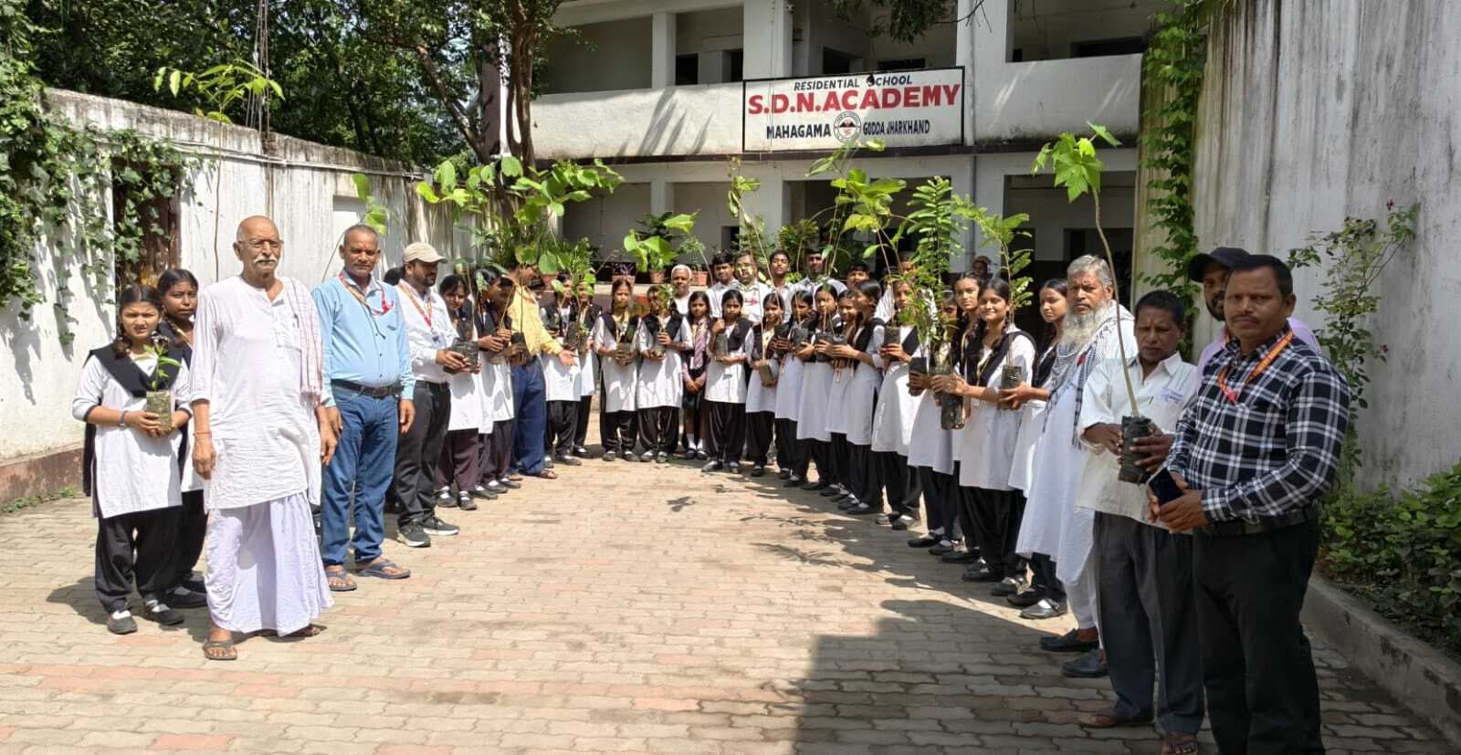 पौधरोपण कर पर्यावरण संरक्षण कालिया संकल्प