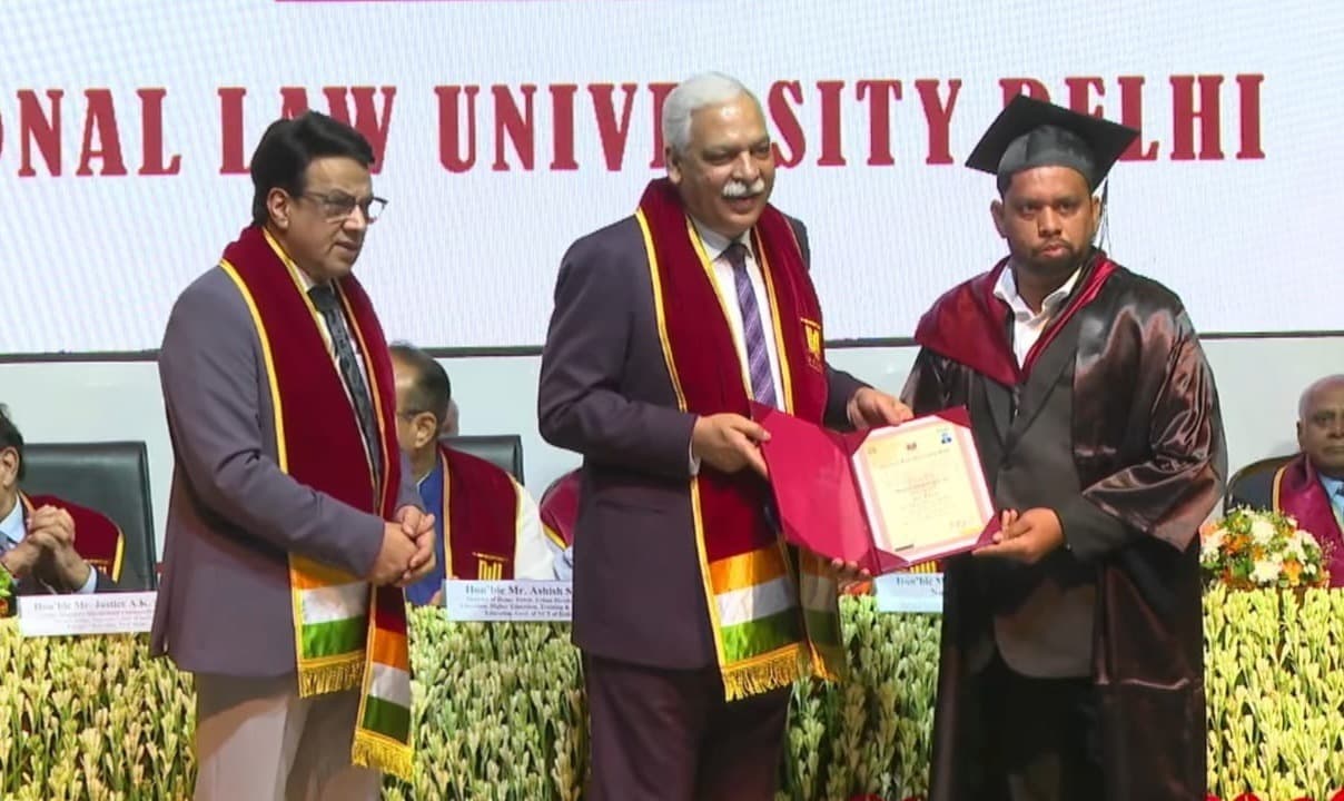 12वें दीक्षांत समारोह में रवि को मिला एलएलएम उपाधि एवं “उत्कर्ष” सम्मान