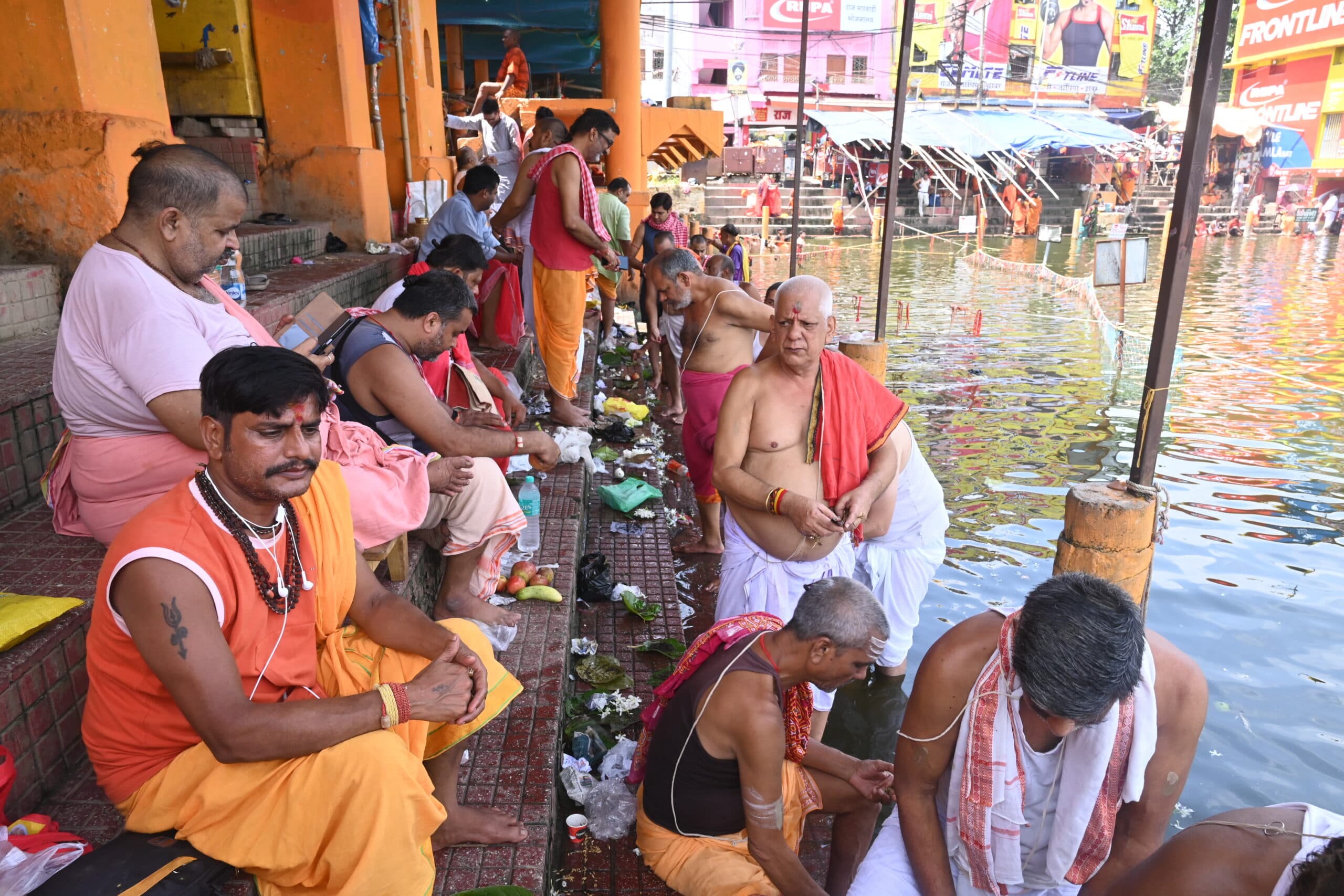 ऋषि तर्पण : लोगों ने शंख से ऋषियों को पिलाया पानी