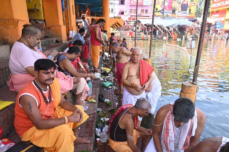 ऋषि तर्पण : लोगों ने शंख से ऋषियों को पिलाया पानी