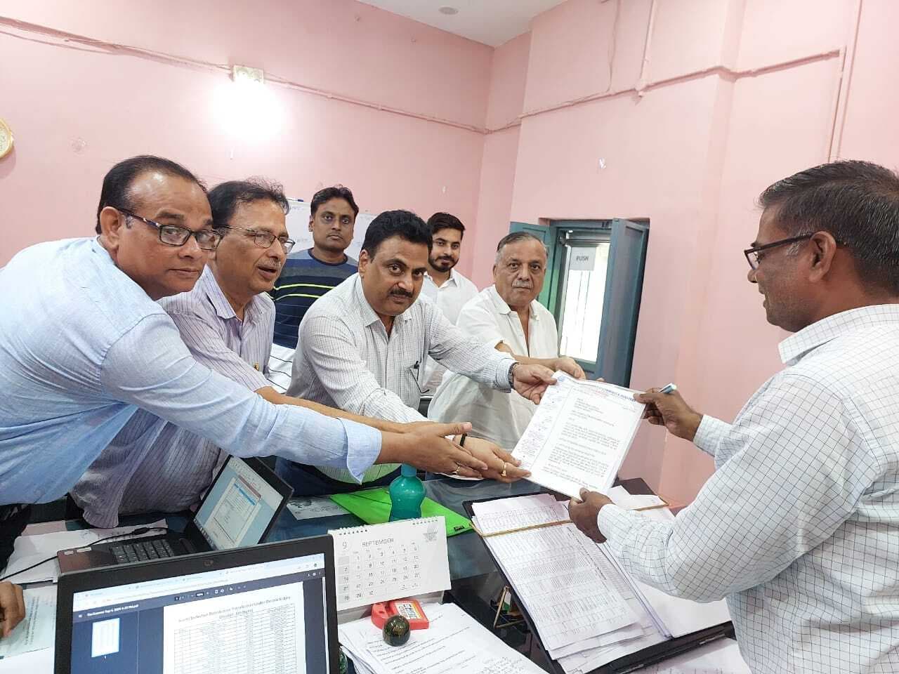 चैंबर ऑफ कॉमर्स के सदस्यों ने ईई को सौंपा छह सूत्री मांग-पत्र