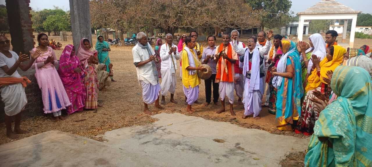 भक्तों ने की पहाड़गोड़ा गिरिधारी मंदिर में बाबा गिरिधारी की पूजा