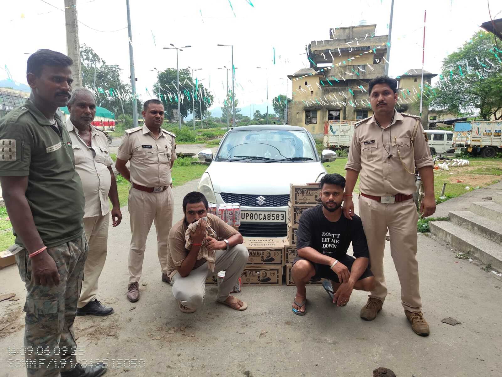 दशहरा को लेकर शराब भंडारण में जुटे दो तस्कर गिरफ्तार, 11 पेटी बियर व कार भी जब्त