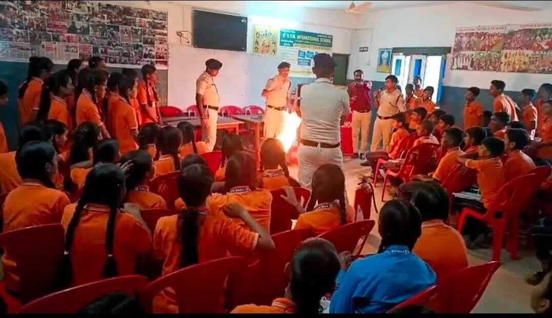 मॉक ड्रिल कर आग से बचाव के तरीकों को बताया