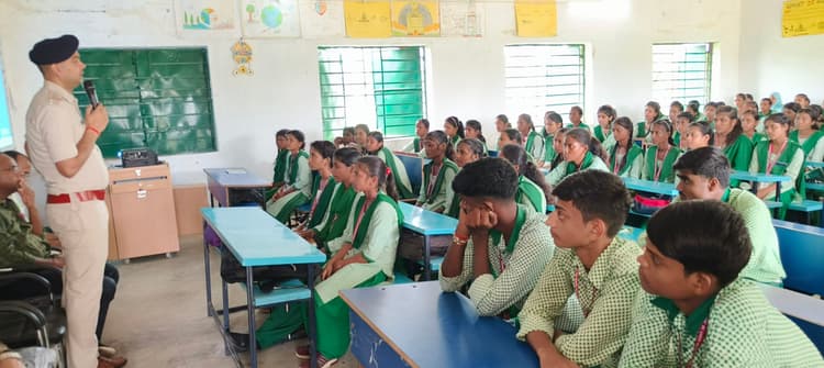 Dhanbad News : साइबर क्राइम व ट्रैफिक नियमों के प्रति जागरूक हुए विद्यार्थी