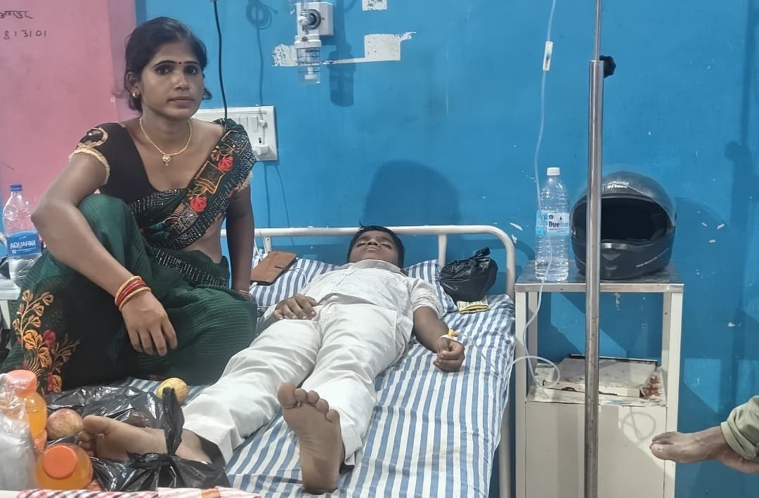 स्कूल में खेलने के क्रम में गिरकर चोटिल हुआ छात्र