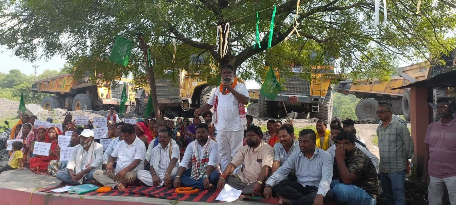 रोहिणी में रैयत विस्थापित मोर्चा ने दिया धरना