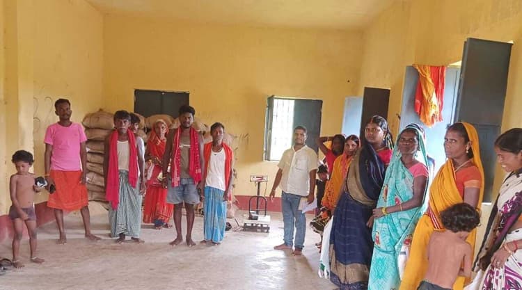 सुअरलेटी व परतौनिया में खुली जनवितरण प्रणाली की दुकान, ग्रामीणों में खुशी