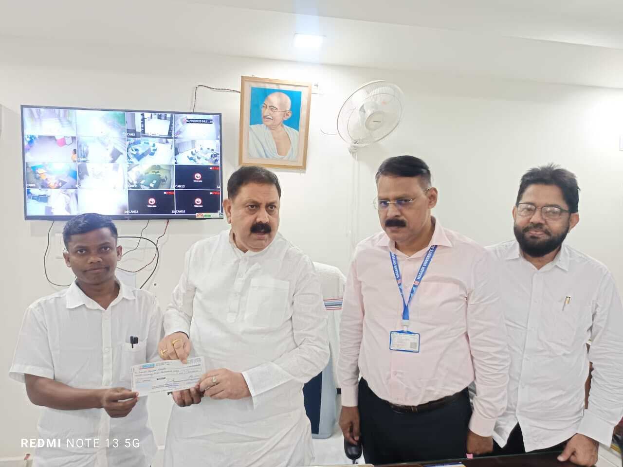 कुलपति ने मेधावी को प्रदान की 25 हजार की प्रोत्साहन राशि