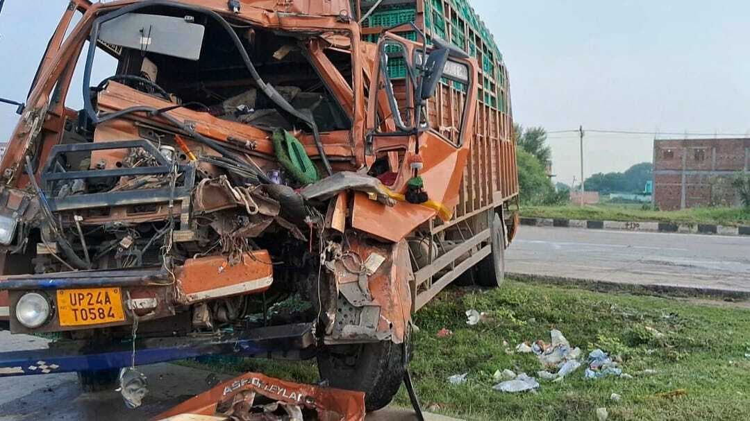 kaimur News : एनएच पर खड़ी डीसीएम ट्रक में टक्कर के बाद घर में घुसा टैंकर, दोनों चालक घायल