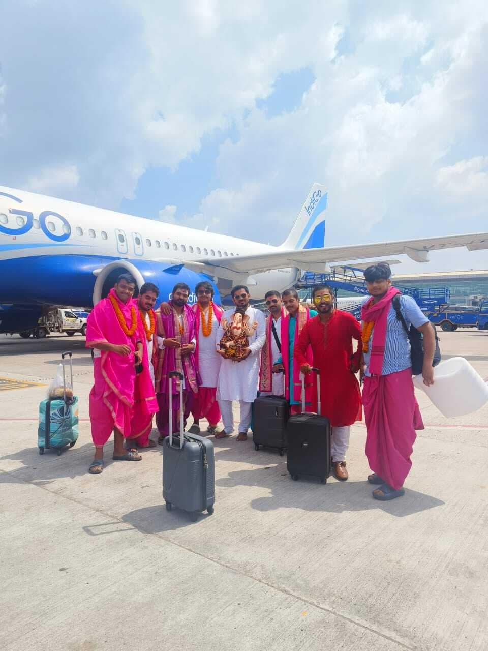 Deoghar News : गणेश जी की प्रतिमा लेकर गये फ्लाइट से, हरिद्वार में किया विसर्जन