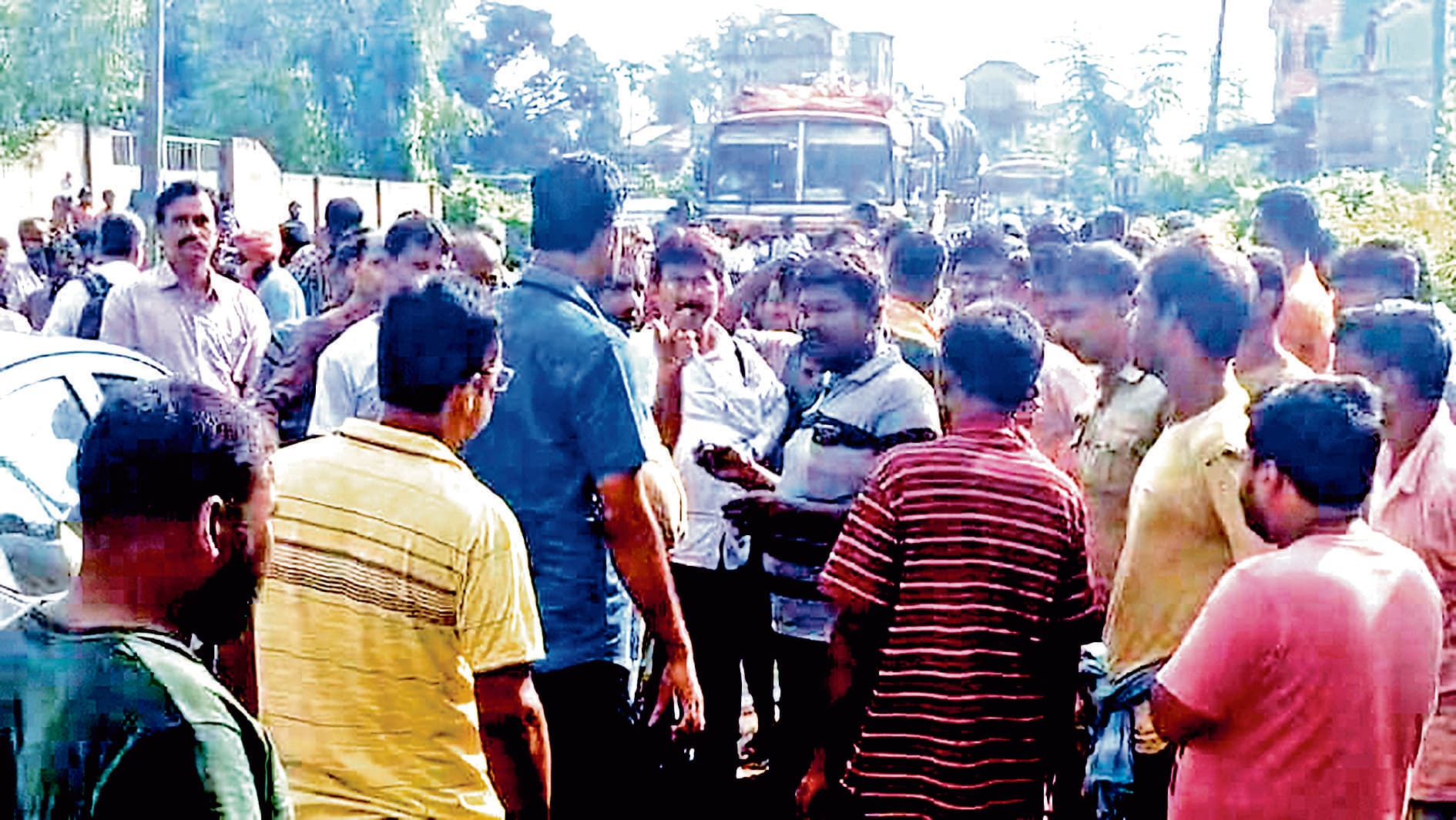 बांकुड़ा में हाथियों का तांडव, ग्रामीणों ने जाम की सड़क