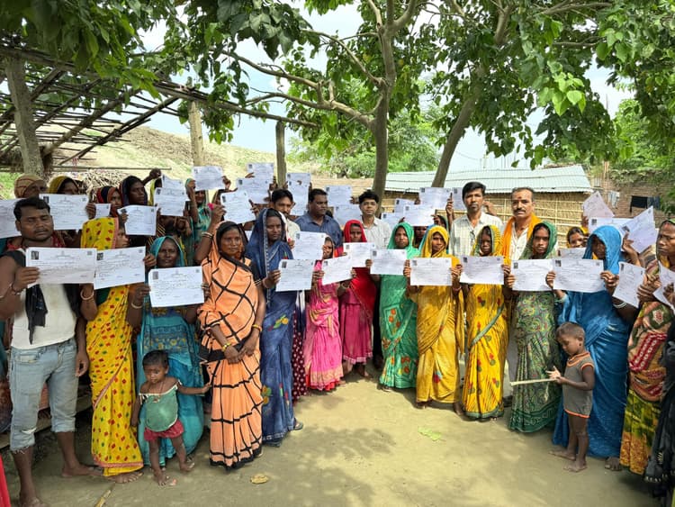 भूमिहीन परिवारों में बासगीत पर्चा वितरण