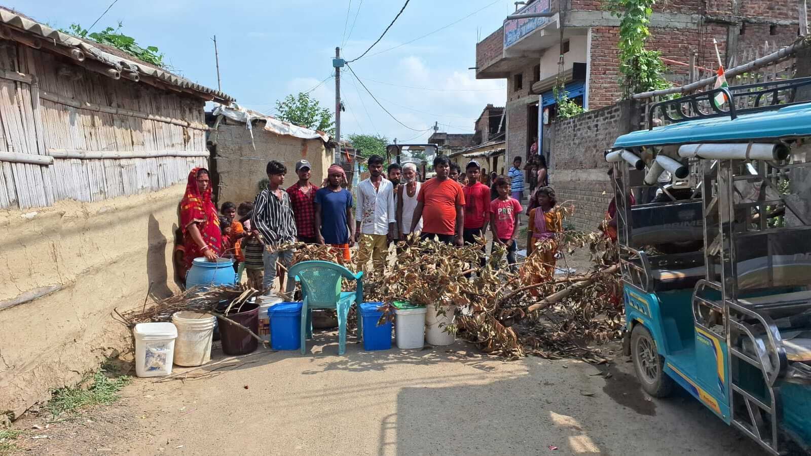 Madhubani News : पानी की किल्लत से परेशान लोगों ने फिर जाम की सड़क