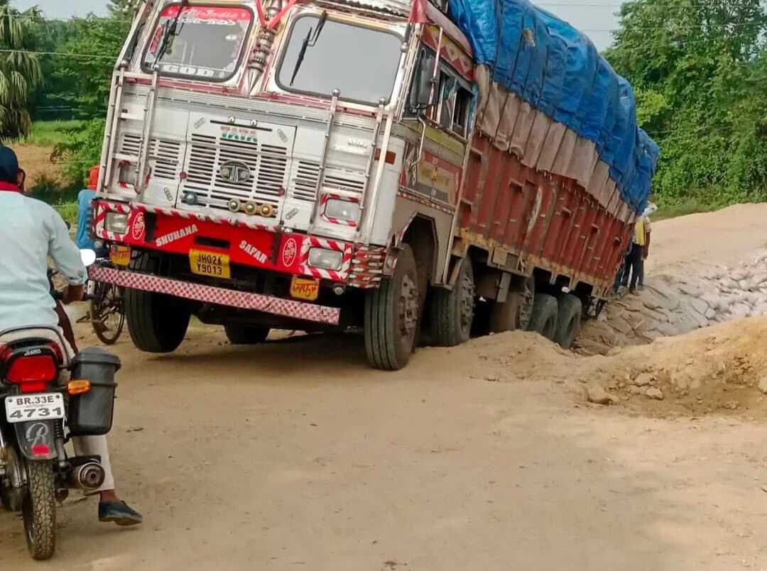 डंगरी नदी पर बने डायवर्सन में फंसा आलू लदा ट्रक, परिचालन बाधित