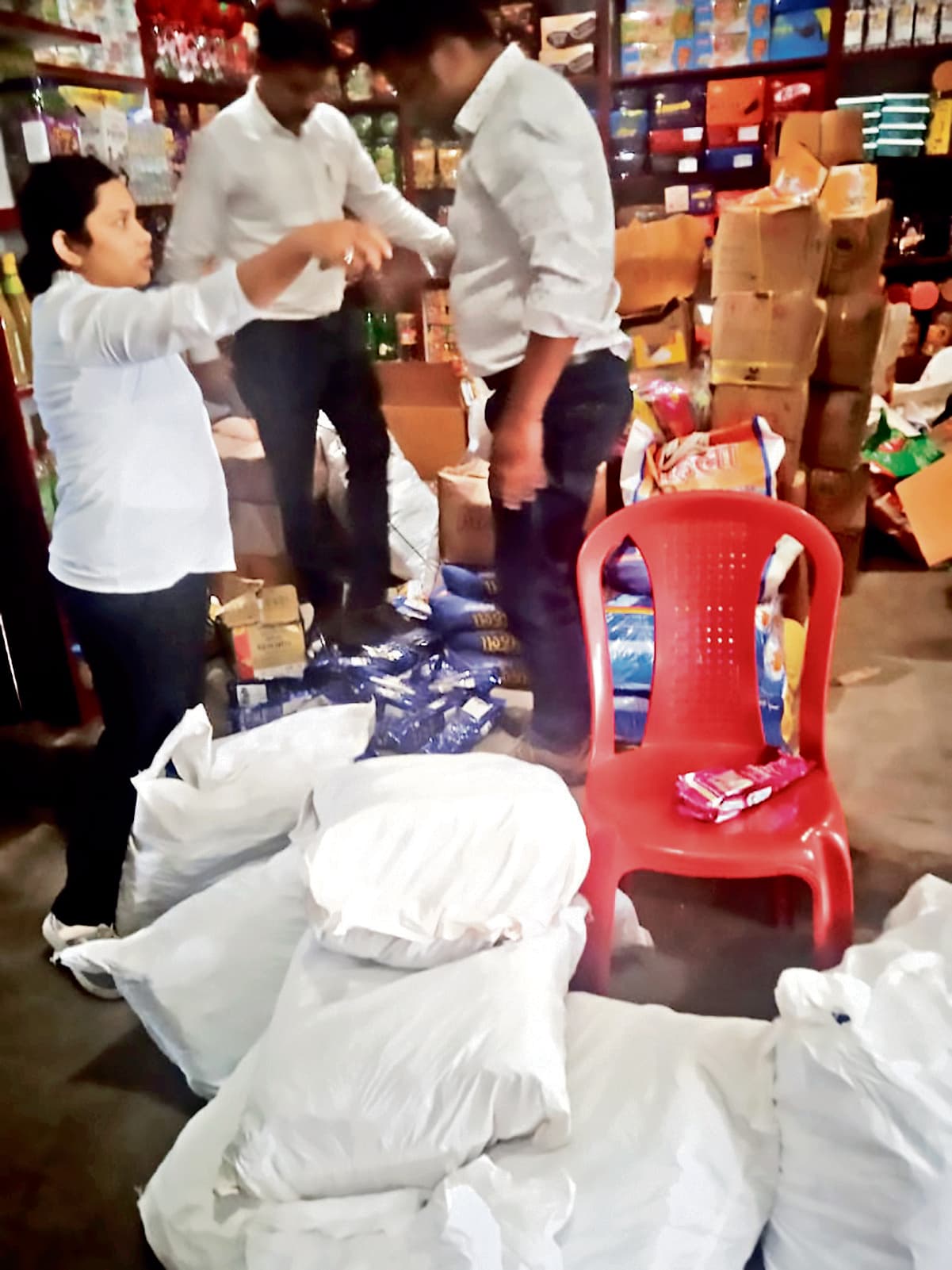 Chaibasa News : 3 दुकानों से राज निवास का नकली पान मसाला जब्त, तीन हिरासत में