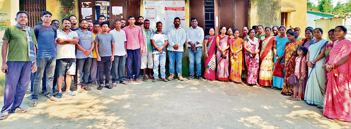 Seraikela Kharsawan News : भटके युवाओं को मुख्यधारा से जोड़ती है शिक्षा : ग्रामीण