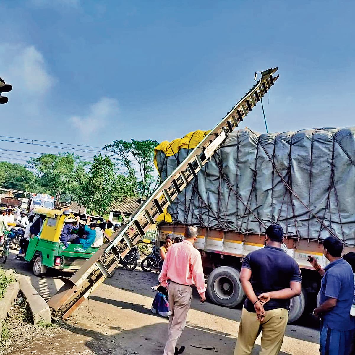 Seraikela Kharsawan News : ओवरलोड ट्रक ने तोड़ी पितकी रेलवे फाटक की रेलिंग